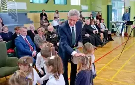 "Każdy koniec jest nowym początkiem" - uroczyste pożegnanie Andrzej Cecuły dyrektora Szkoły Podstawowej w Strachocinie z okazji przejścia na emeryturę 77
