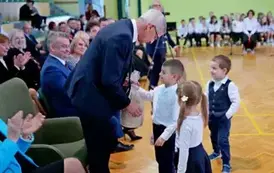 "Każdy koniec jest nowym początkiem" - uroczyste pożegnanie Andrzej Cecuły dyrektora Szkoły Podstawowej w Strachocinie z okazji przejścia na emeryturę 79
