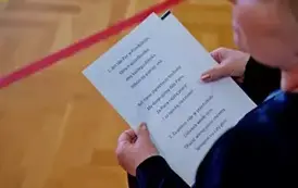 "Każdy koniec jest nowym początkiem" - uroczyste pożegnanie Andrzej Cecuły dyrektora Szkoły Podstawowej w Strachocinie z okazji przejścia na emeryturę 80