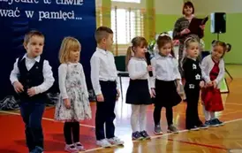 "Każdy koniec jest nowym początkiem" - uroczyste pożegnanie Andrzej Cecuły dyrektora Szkoły Podstawowej w Strachocinie z okazji przejścia na emeryturę 81