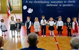 "Każdy koniec jest nowym początkiem" - uroczyste pożegnanie Andrzej Cecuły dyrektora Szkoły Podstawowej w Strachocinie z okazji przejścia na emeryturę 83