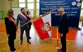 "Każdy koniec jest nowym początkiem" - uroczyste pożegnanie Andrzej Cecuły dyrektora Szkoły Podstawowej w Strachocinie z okazji przejścia na emeryturę 84