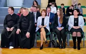 "Każdy koniec jest nowym początkiem" - uroczyste pożegnanie Andrzej Cecuły dyrektora Szkoły Podstawowej w Strachocinie z okazji przejścia na emeryturę 88