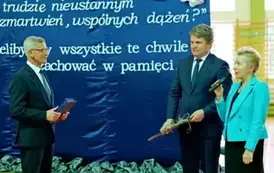 "Każdy koniec jest nowym początkiem" - uroczyste pożegnanie Andrzej Cecuły dyrektora Szkoły Podstawowej w Strachocinie z okazji przejścia na emeryturę 96