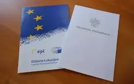 Gminny Dzień Kobiet w WDK Pisarowce &ndash; wiecz&oacute;r poezji śpiewanej i wzruszeń 3