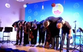 Gminny Dzień Kobiet w WDK Pisarowce &ndash; wiecz&oacute;r poezji śpiewanej i wzruszeń 16