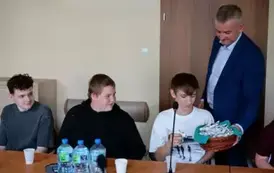 &Oacute;smoklasiści z wizytą w Urzędzie Gminy w ramach &bdquo;Chwili z Samorządem&rdquo; 16