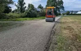 Trwa asfaltowanie dr&oacute;g gminnych w 10-ciu sołectwach Gminy Sanok 4