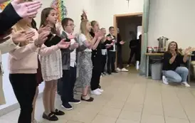 Uczniowie Szkoły Podstawowej w Niebieszczanach z wizytą w sanockim "CARITAS" z oakzji Międzynarodowego Dnia Os&oacute;b Starszych 1