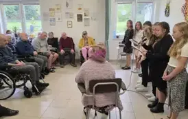 Uczniowie Szkoły Podstawowej w Niebieszczanach z wizytą w sanockim "CARITAS" z oakzji Międzynarodowego Dnia Os&oacute;b Starszych 3