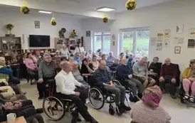 Uczniowie Szkoły Podstawowej w Niebieszczanach z wizytą w sanockim "CARITAS" z oakzji Międzynarodowego Dnia Os&oacute;b Starszych 4