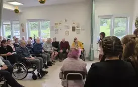 Uczniowie Szkoły Podstawowej w Niebieszczanach z wizytą w sanockim "CARITAS" z oakzji Międzynarodowego Dnia Os&oacute;b Starszych 6