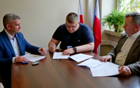 Kolejny krok w rozwoju infrastruktury wodociągowej w Gminie Sanok. Umowa na dokumentację projektową dla Jędruszkowiec podpisana! 3