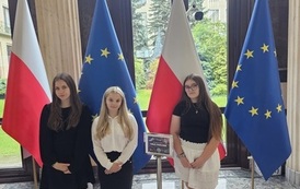 Uczennice Szkoły Podstawowej w Pakosz&oacute;wce na Wielkiej Gali Konkursu Finansoaktywni w Warszawie (11)