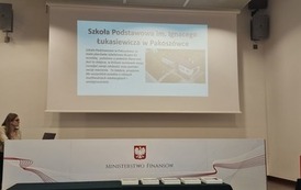 Uczennice Szkoły Podstawowej w Pakosz&oacute;wce na Wielkiej Gali Konkursu Finansoaktywni w Warszawie (6)