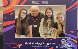 Uczennice Szkoły Podstawowej w Pakosz&oacute;wce na Wielkiej Gali Konkursu Finansoaktywni w Warszawie (2)