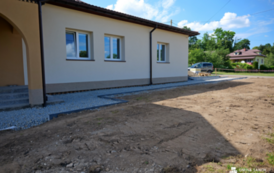 Trwa zagospodarowanie terenu przy Wiejskim Domu Kultury w Hłomczy 4