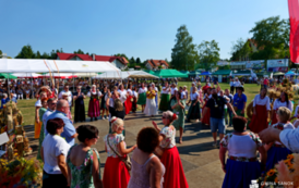 Doroczne święto plon&oacute;w, tradycji i wsp&oacute;lnej zabawy. Powiatowo-Gminne Dożynki w Czerteżu już za nami 85