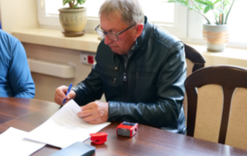 Historyczna chwila dla mieszkańc&oacute;w Pakosz&oacute;wki! Podpisano umowę na budowę sieci wodociągowej 2