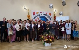 Dyrektorzy i nauczyciele szk&oacute;ł z Gminy Sanok z nagrodami W&oacute;jta z okazji Dnia Edukacji Narodowej! 1