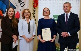 Dyrektorzy i nauczyciele szk&oacute;ł z Gminy Sanok z nagrodami W&oacute;jta z okazji Dnia Edukacji Narodowej! 2