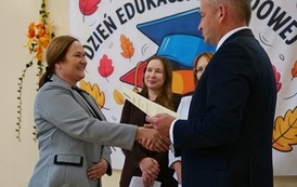 Dyrektorzy i nauczyciele szk&oacute;ł z Gminy Sanok z nagrodami W&oacute;jta z okazji Dnia Edukacji Narodowej! 5
