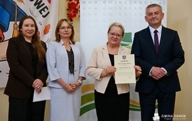 Dyrektorzy i nauczyciele szk&oacute;ł z Gminy Sanok z nagrodami W&oacute;jta z okazji Dnia Edukacji Narodowej! 6