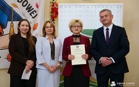 Dyrektorzy i nauczyciele szk&oacute;ł z Gminy Sanok z nagrodami W&oacute;jta z okazji Dnia Edukacji Narodowej! 10