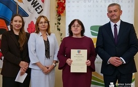 Dyrektorzy i nauczyciele szk&oacute;ł z Gminy Sanok z nagrodami W&oacute;jta z okazji Dnia Edukacji Narodowej! 11