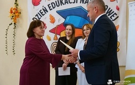 Dyrektorzy i nauczyciele szk&oacute;ł z Gminy Sanok z nagrodami W&oacute;jta z okazji Dnia Edukacji Narodowej! 12
