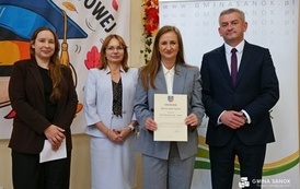 Dyrektorzy i nauczyciele szk&oacute;ł z Gminy Sanok z nagrodami W&oacute;jta z okazji Dnia Edukacji Narodowej! 17