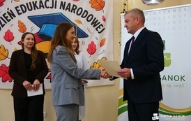 Dyrektorzy i nauczyciele szk&oacute;ł z Gminy Sanok z nagrodami W&oacute;jta z okazji Dnia Edukacji Narodowej! 18