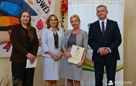 Dyrektorzy i nauczyciele szk&oacute;ł z Gminy Sanok z nagrodami W&oacute;jta z okazji Dnia Edukacji Narodowej! 19