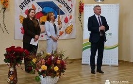 Dyrektorzy i nauczyciele szk&oacute;ł z Gminy Sanok z nagrodami W&oacute;jta z okazji Dnia Edukacji Narodowej! 21