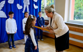 Szkoła Podstawowa w Srogowie G&oacute;rnym - pasowanie na ucznia 13.10 (10)