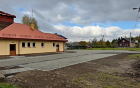 Zmiana otoczenia wok&oacute;ł WDK w Tyrawie Solnej! Trwają prace przy utwardzaniu placu postojowego 9