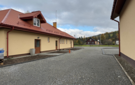 Zmiana otoczenia wok&oacute;ł WDK w Tyrawie Solnej! Trwają prace przy utwardzaniu placu postojowego 11