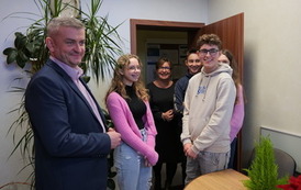 Lekcja WOS-u w urzędzie dla uczni&oacute;w ze Szkoły Podstawowej w Pisarowcach 6