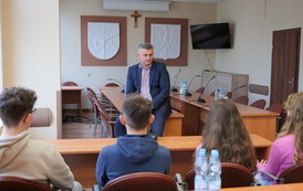 Lekcja WOS-u w urzędzie dla uczni&oacute;w ze Szkoły Podstawowej w Pisarowcach 16