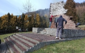 Odrestaurowanie pomnika ofiar września w Bykowcach 3