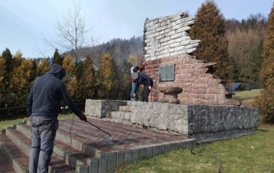 Odrestaurowanie pomnika ofiar września w Bykowcach 5