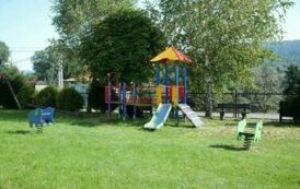 Szkoła Podstawowa w Srogowie G&oacute;rnym - nowe urządzenie na placu zabaw (2)