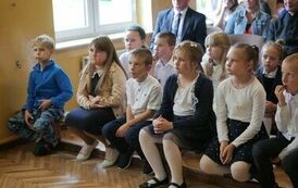 Pasowanie na ucznia w Szkole Podstawowej w Pakosz&oacute;wce. Rozpoczyna się nowa przygoda dla pierwszoklasist&oacute;w! 10