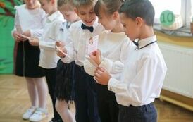 Pasowanie na ucznia w Szkole Podstawowej w Pakosz&oacute;wce. Rozpoczyna się nowa przygoda dla pierwszoklasist&oacute;w! 14