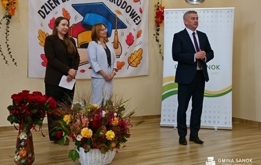 Dyrektorzy i nauczyciele szk&oacute;ł z Gminy Sanok z nagrodami W&oacute;jta z okazji Dnia Edukacji Narodowej! 21