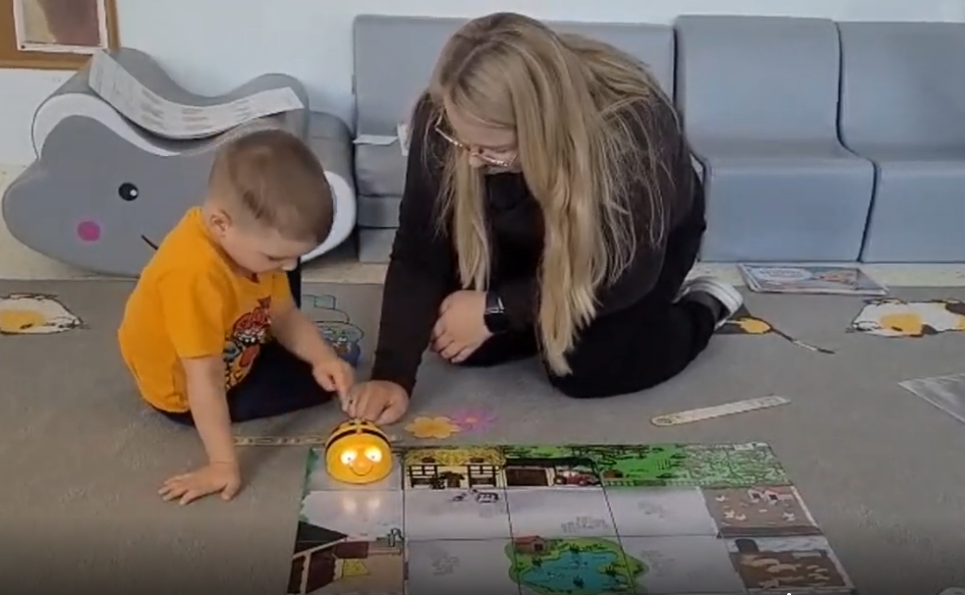 zdjęcie przedszkolaki w&nbsp;przedszkolu jurowce, zabawa ze sprzętem w&nbsp;ramach projektu &bdquo;Zdrowo - cyfrowo w&nbsp;przedszkolu II&rdquo;