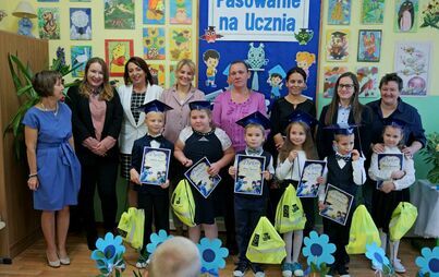 Zdjęcie do Filialna Szkoła Podstawowa w Czerteżu pasowała nowych uczni&oacute;w klasy pierwszej