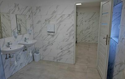 Zdjęcie do Zakończono remont łazienki w Szkole Podstawowej w Srogowie G&oacute;rnym