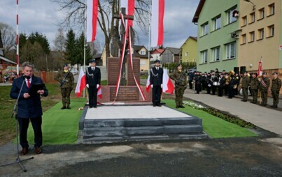 Zdjęcie do Uroczystość odsłonięcia pomnika w Pakosz&oacute;wce: Pamięć i szacunek dla Bohater&oacute;w II Wojny Światowej