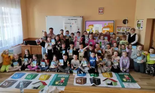 zdjęcie grupowe uczestników prelekcji w szkole podstawowej w Niebieszczanach pn. jak segregować odpady